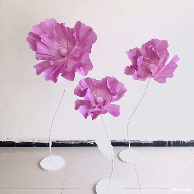 گل کاغذی فوم صورتی برای دکوراسیون عروسی در صحنه
